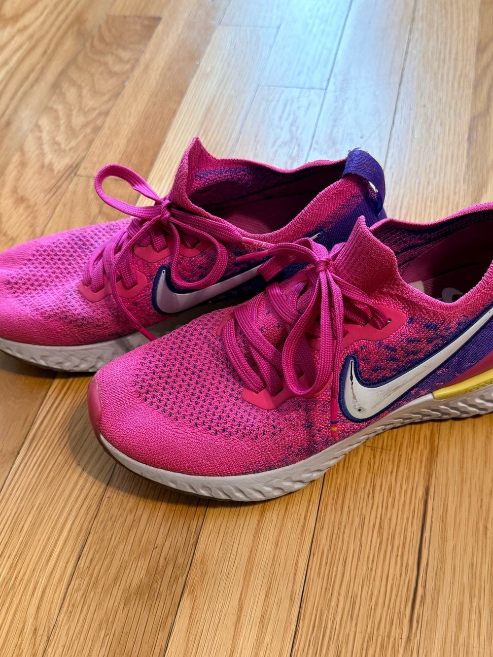 Women's Nike react flyknit laser fuschia Sneakers Sz 8.5